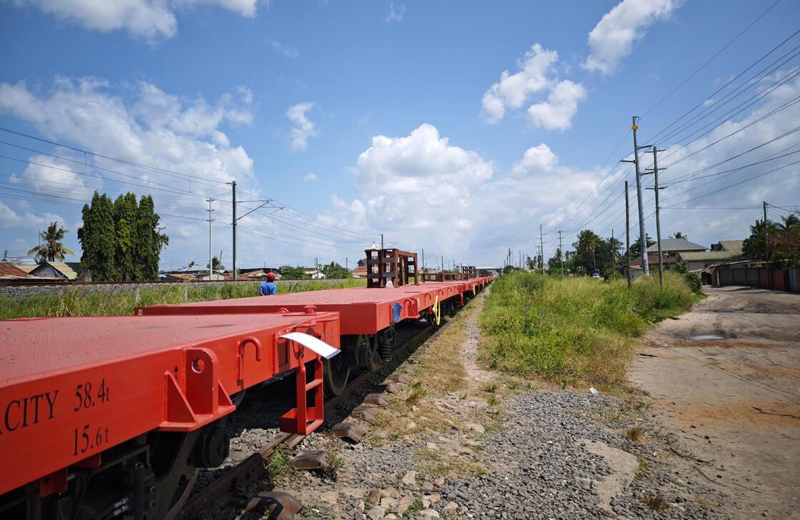 Payload 61t 2 TEU Railway Flat Wagon Max Operating Speed 100 Kmh Load Capacity 60 Tons Perfect for Long Distance Freight