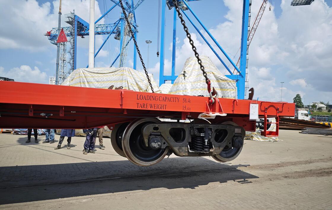 Payload 61t 2 TEU Railway Flat Wagon Max Operating Speed 100 Kmh Load Capacity 60 Tons Perfect for Long Distance Freight