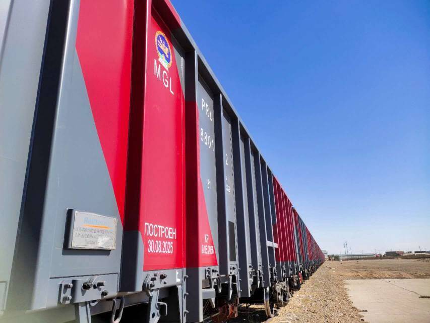 60 Tons Load Capacity  Open Top Wagon With Fixed Bogie Wheelbase 1727.2mm Robust Rail Freight Transport Equipment
